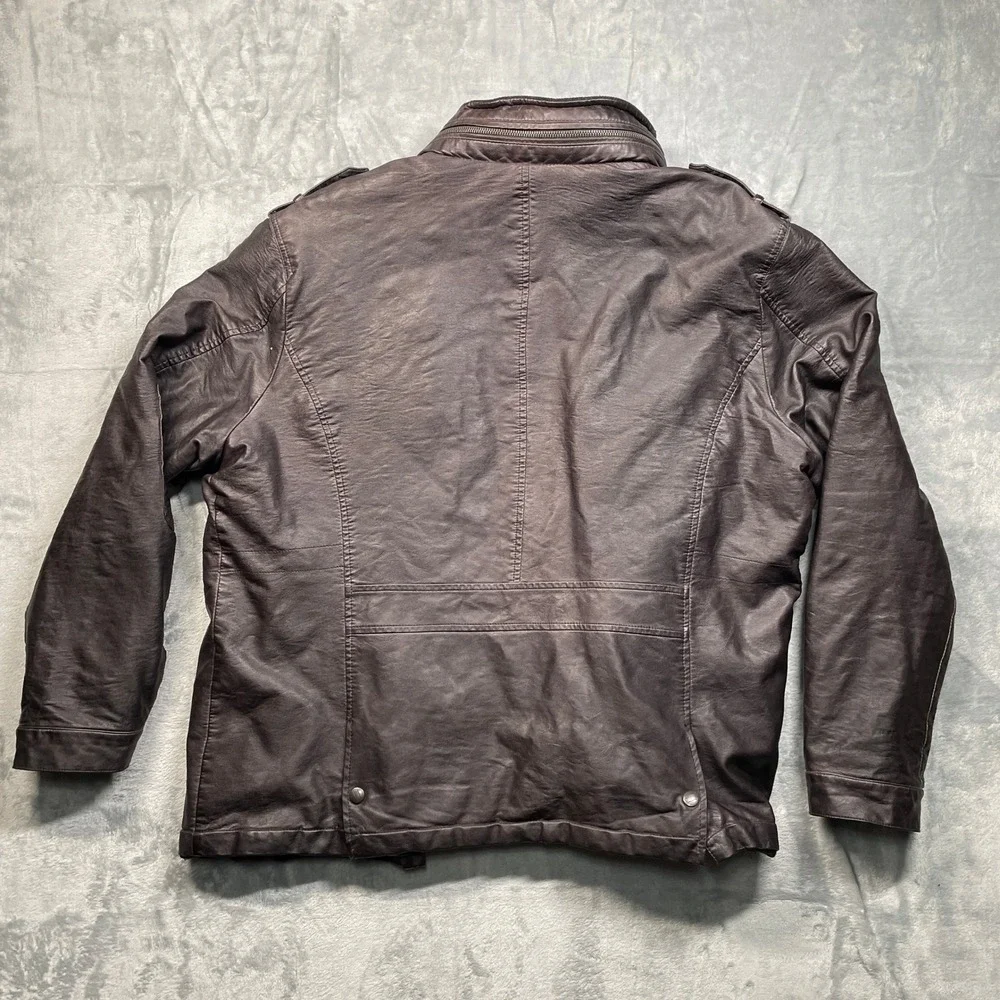 Levis command attention